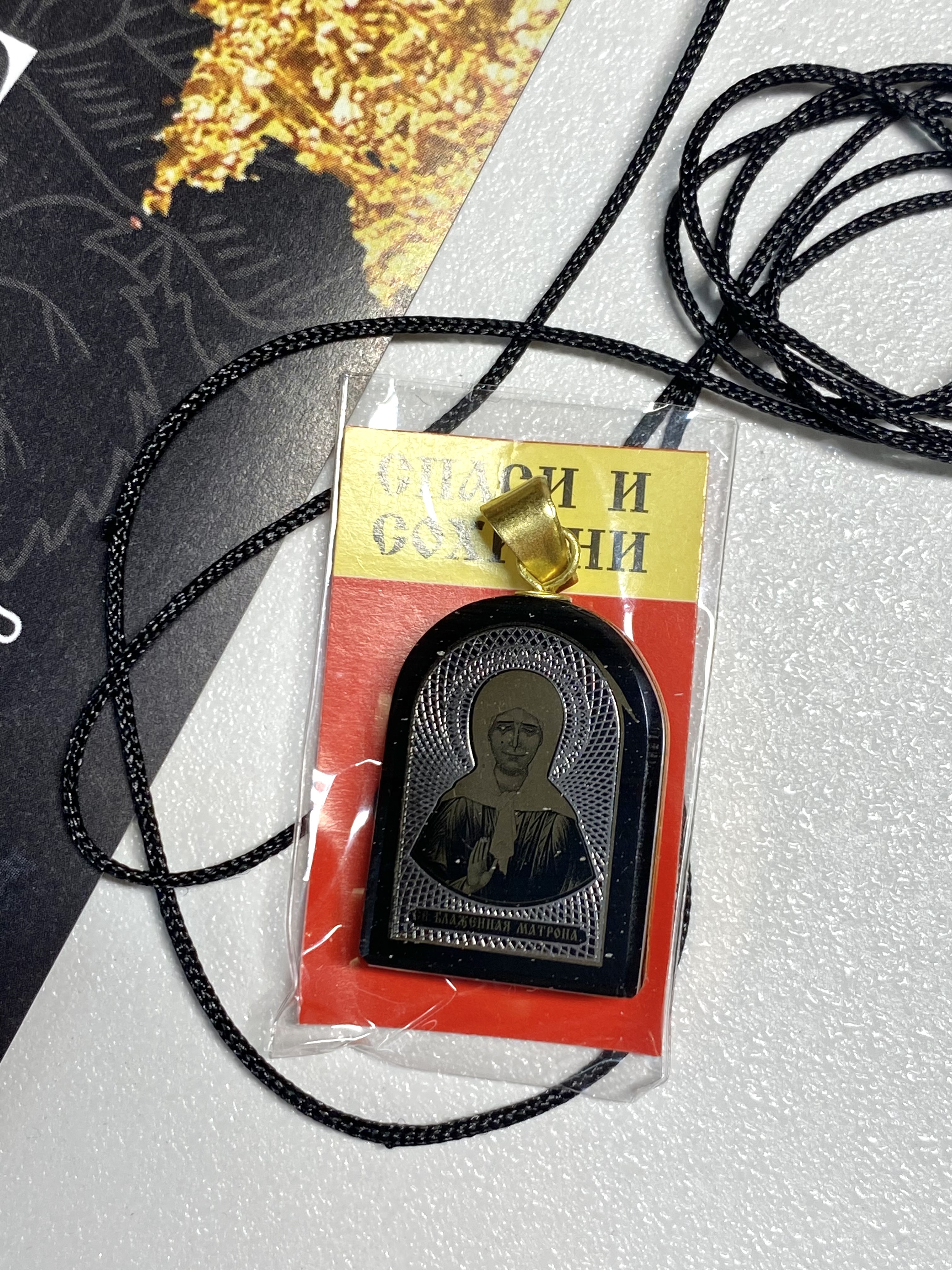 картинка Кулон-нательная иконка "Матрона Московская" из обсидиана на тесёмке от магазина Wolves