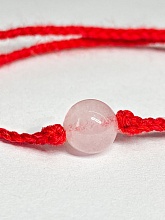картинка Оберег Красная нить с камнем Розовый кварц от магазина Wolves