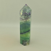 картинка Кристалл из натурального камня флюорита, 145x40 мм от магазина Wolves