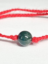 картинка Оберег Красная нить с камнем Яшма (зелёная) от магазина Wolves
