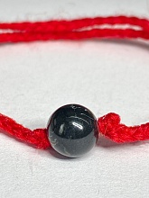 картинка Оберег Красная нить с камнем Варисцит (чёрный) от магазина Wolves